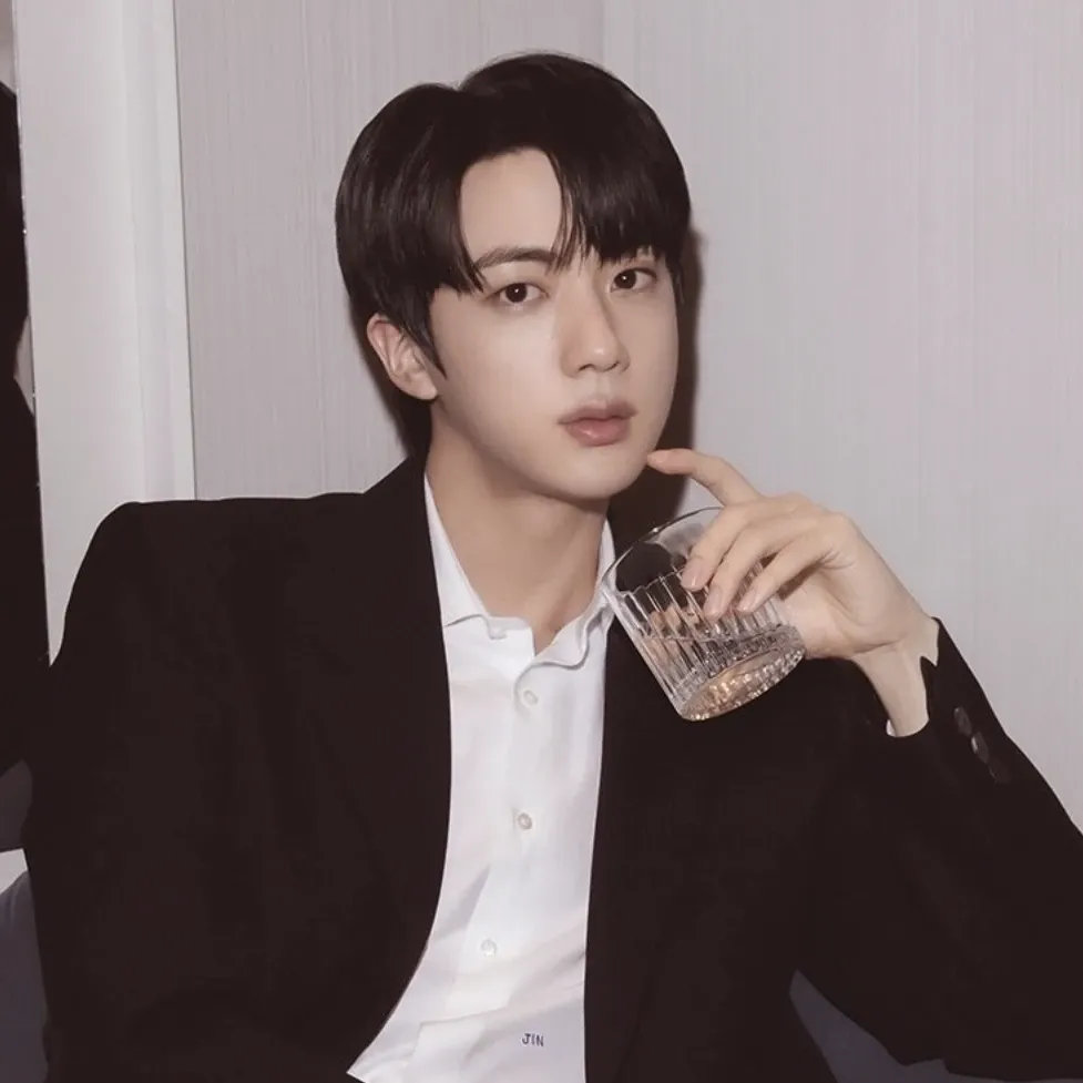 Foto aktivitas terbaru Jin (BTS)