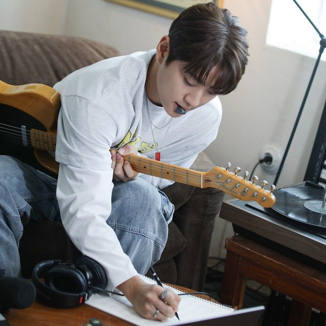 Behind-the-scenes cut of Hong Joochan (GoldenChild)