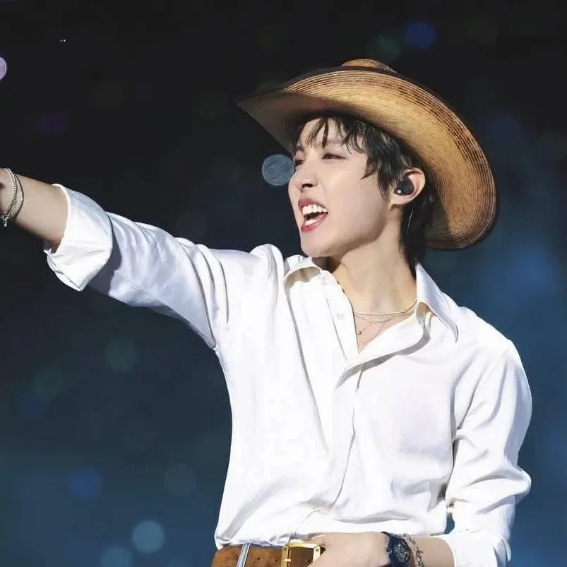 Foto aktivitas terbaru j-hope (BTS)