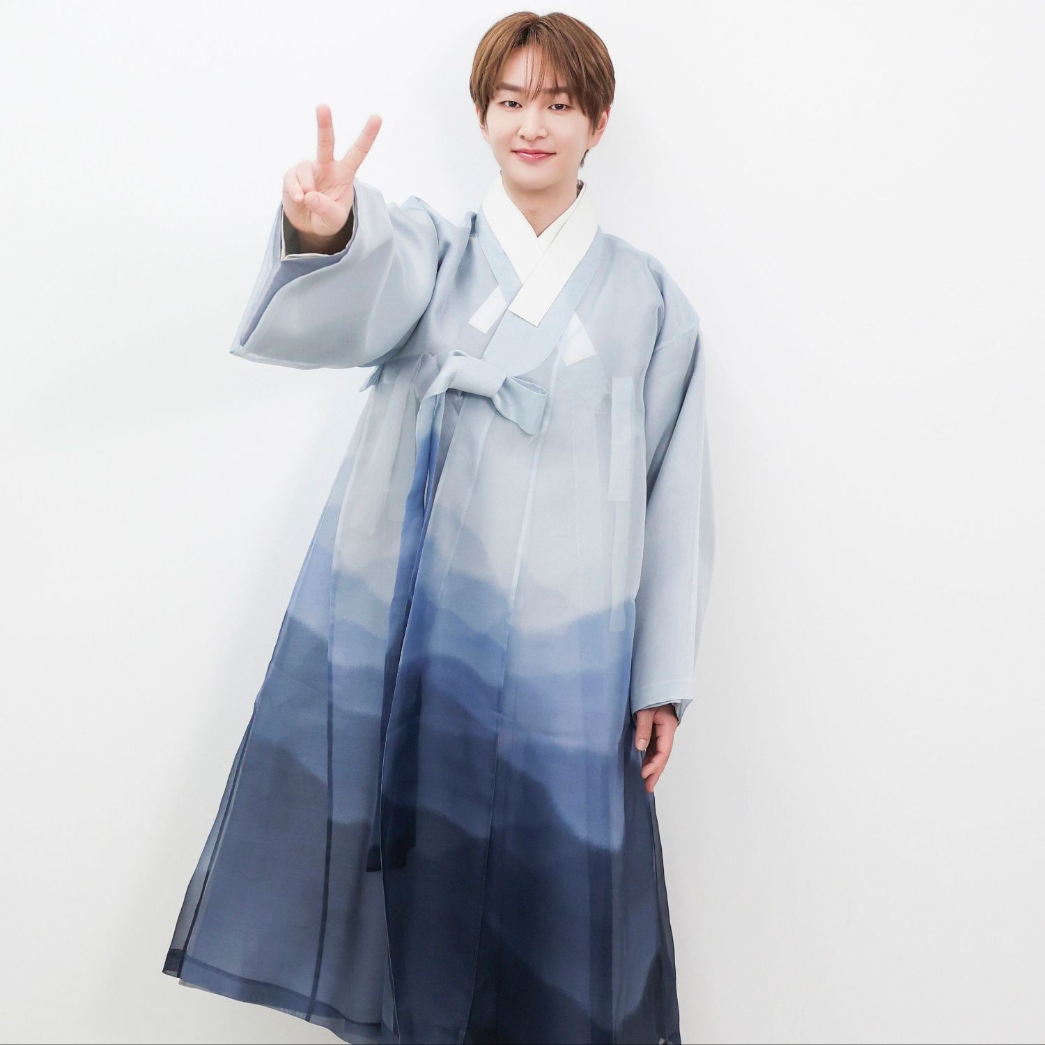 A moment captured by Onew (SHINee)'s fan