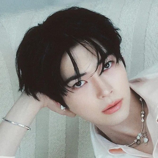 Behind-the-scenes cut of Sung Hanbin (ZEROBASEONE)