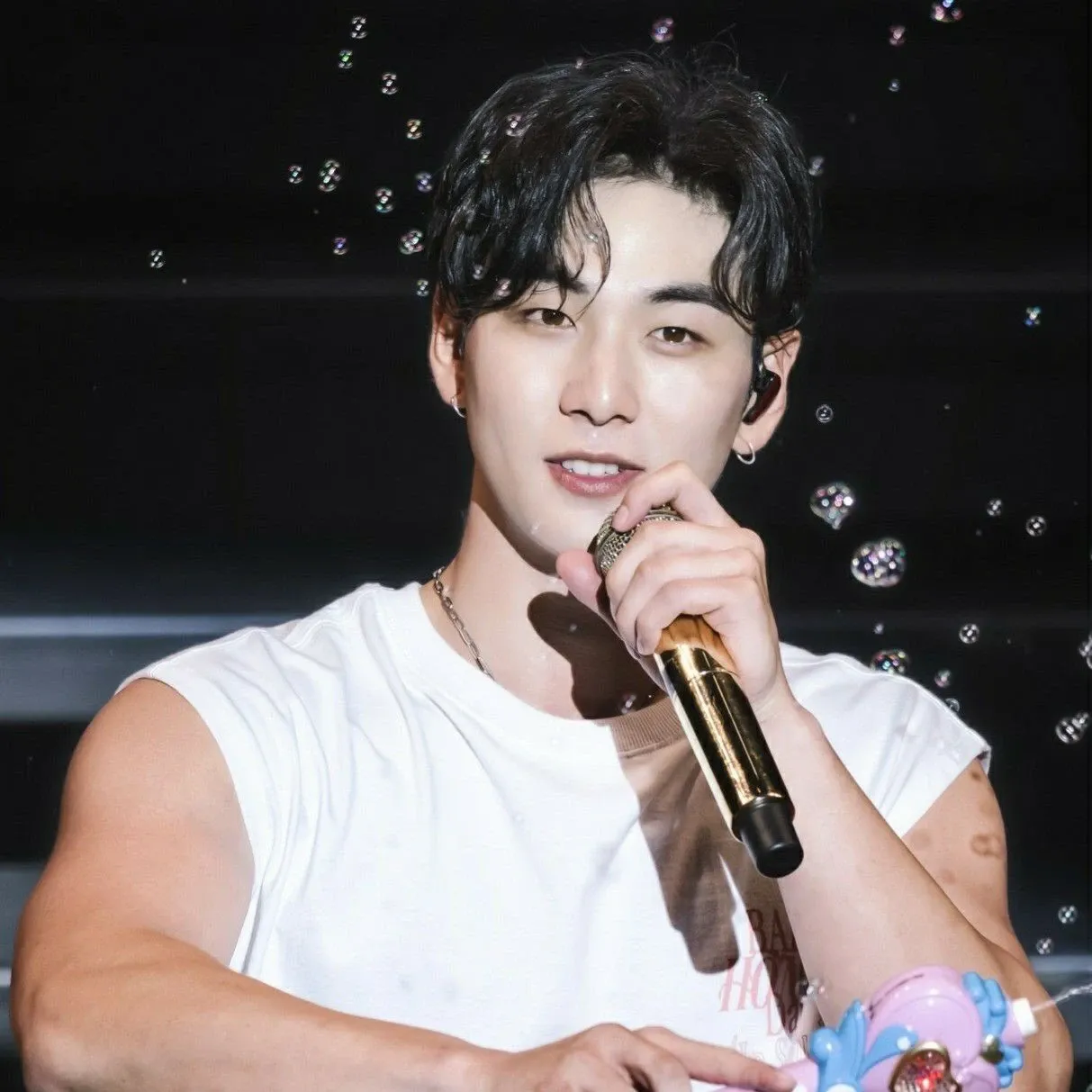 Behind-the-scenes cut of Baekho