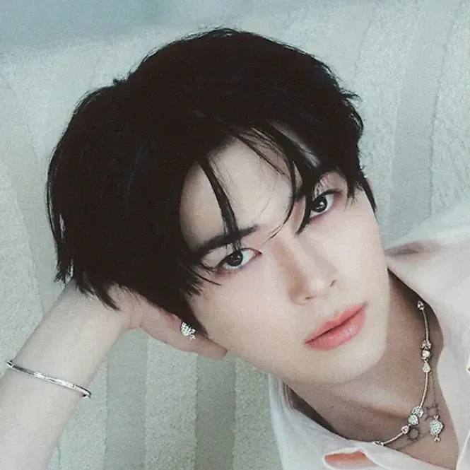 Latest photo of Sung Hanbin (ZEROBASEONE)