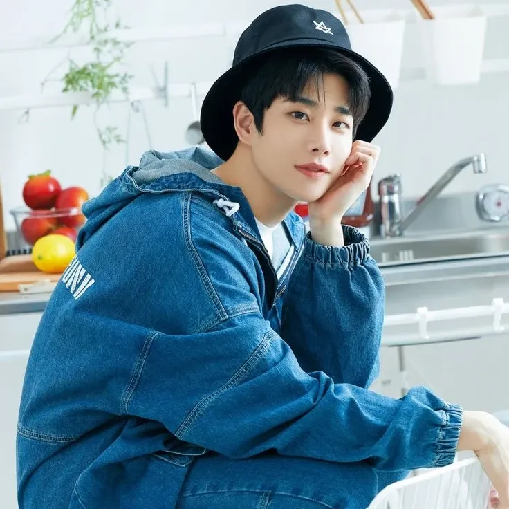 A moment captured by MJ (ASTRO)'s fan