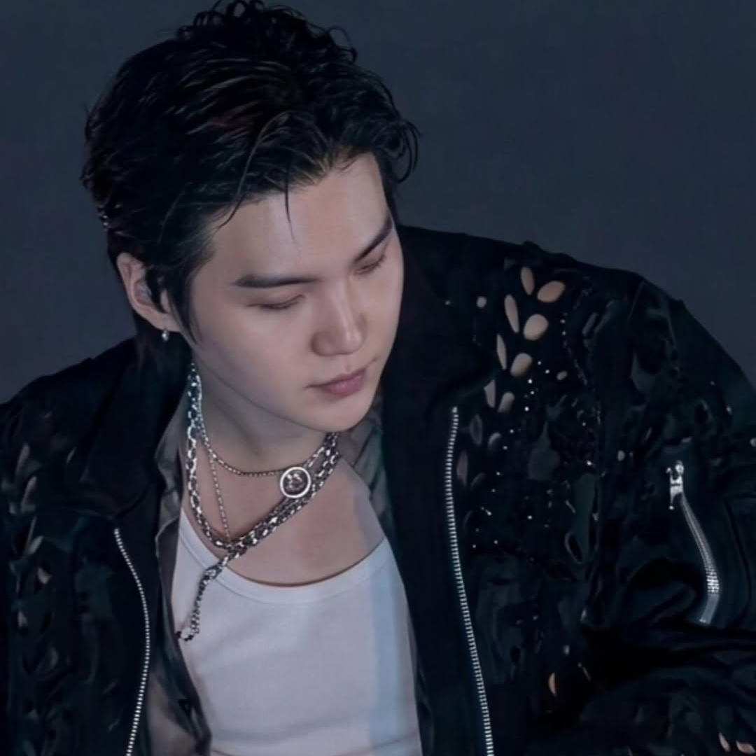 Foto aktivitas terbaru SUGA (BTS)