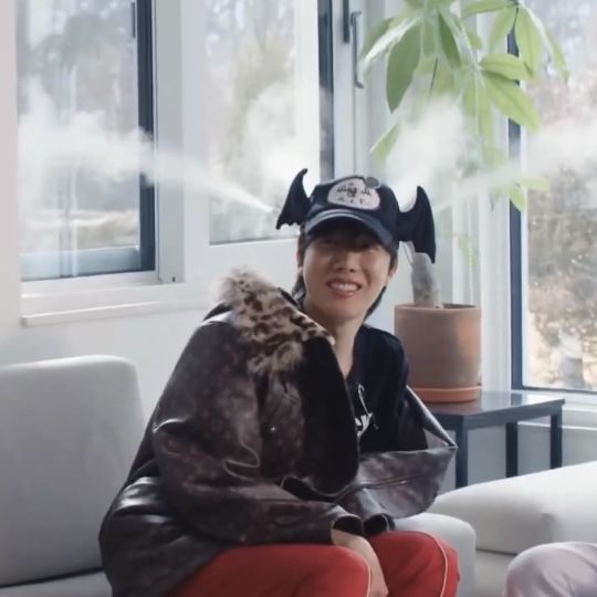 Foto aktivitas terbaru j-hope (BTS)