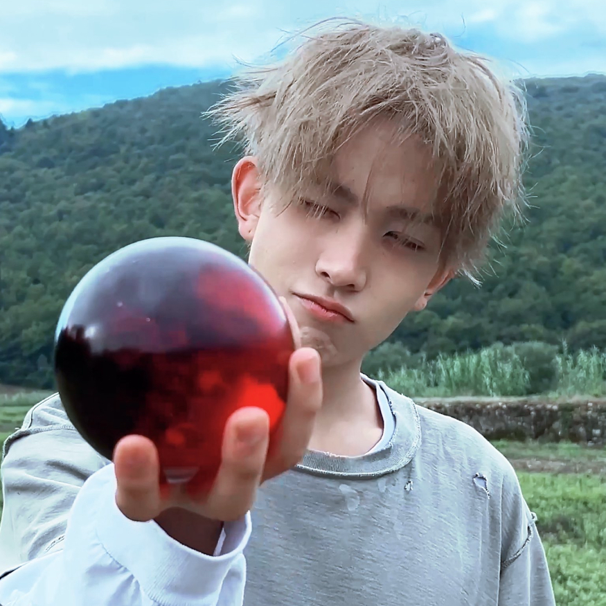 Foto aktivitas terbaru Heeseung (ENHYPEN)