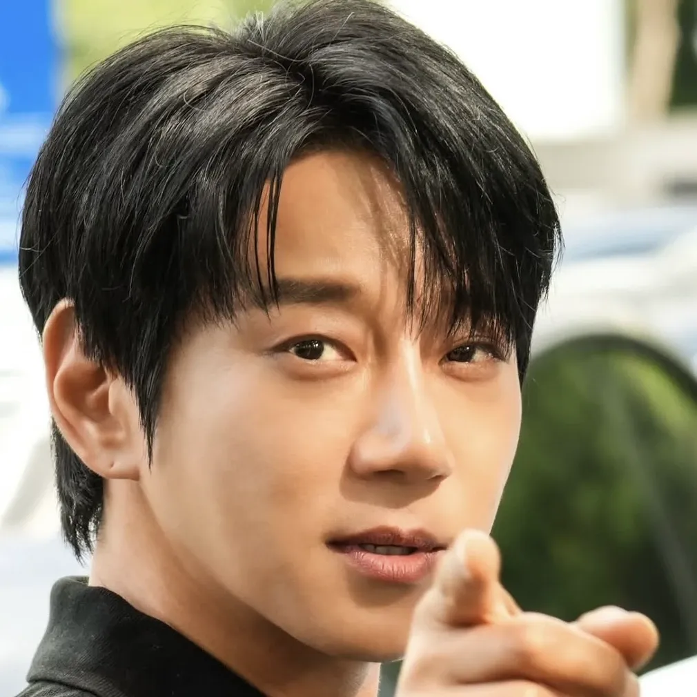 Recent activity shot of Hwang Chiyeol