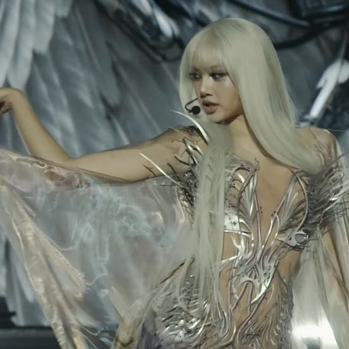 Foto aktivitas terbaru Lisa (BLACKPINK)