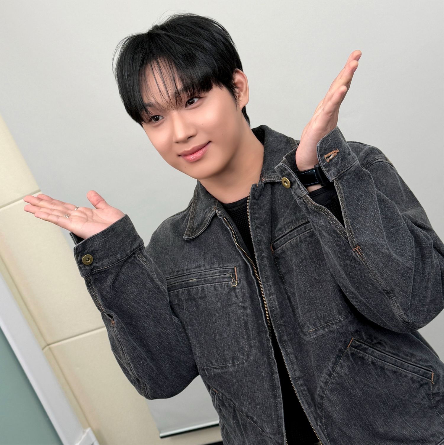 Behind-the-scenes cut of Lim Hyunsik (BTOB)