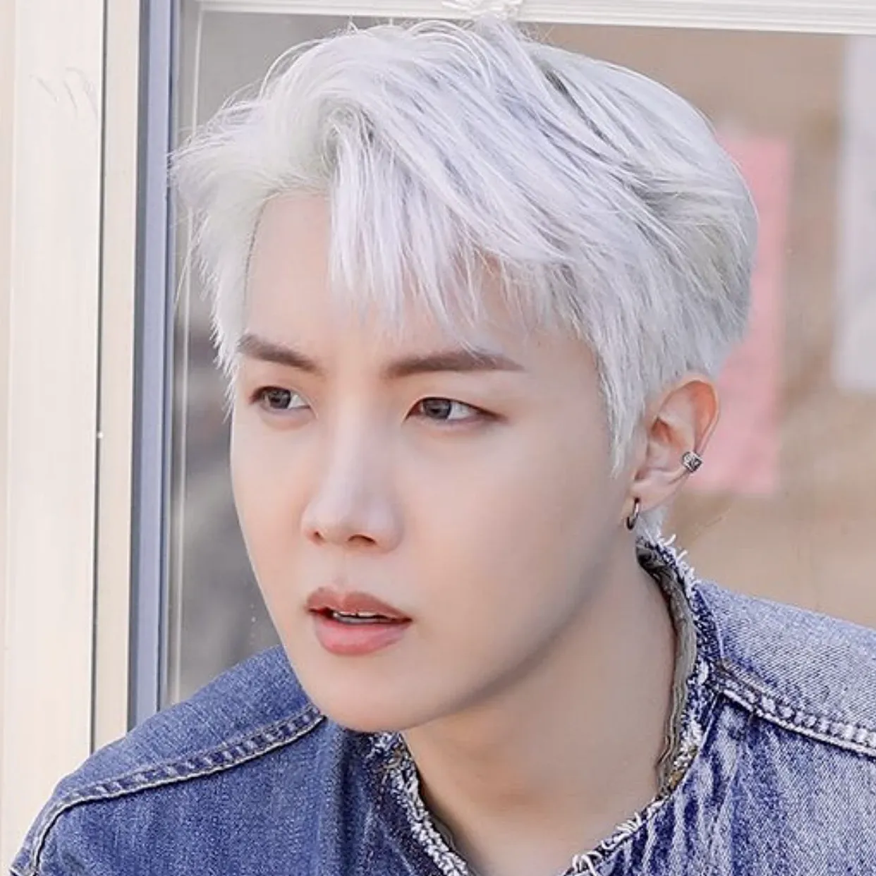 Foto aktivitas terbaru j-hope (BTS)