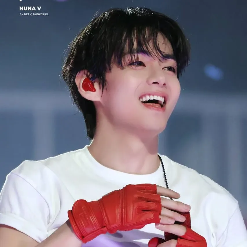 Behind-the-scenes cut of V (BTS)