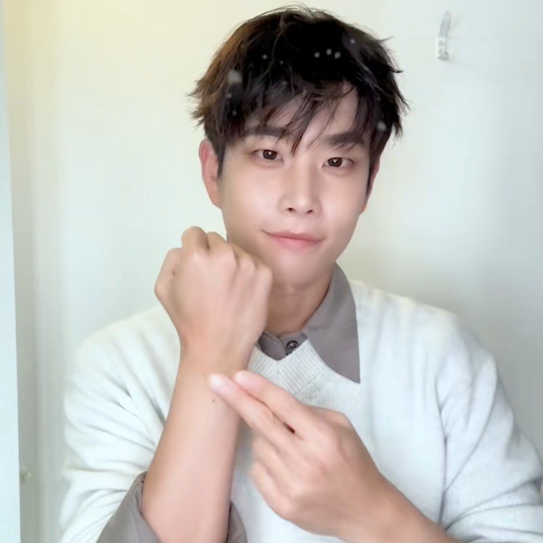 A moment captured by MJ (ASTRO)'s fan