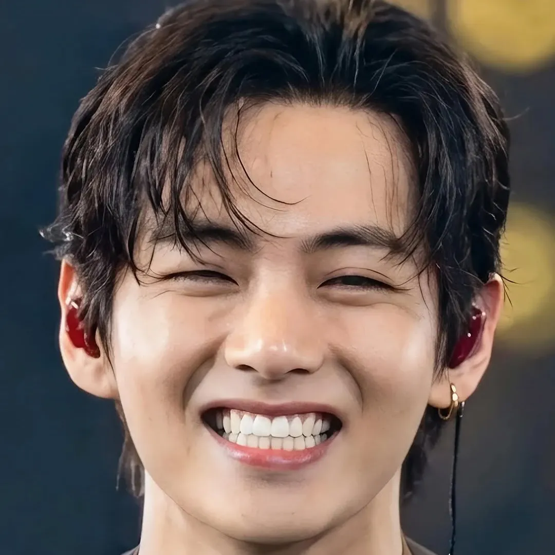 Behind-the-scenes cut of V (BTS)