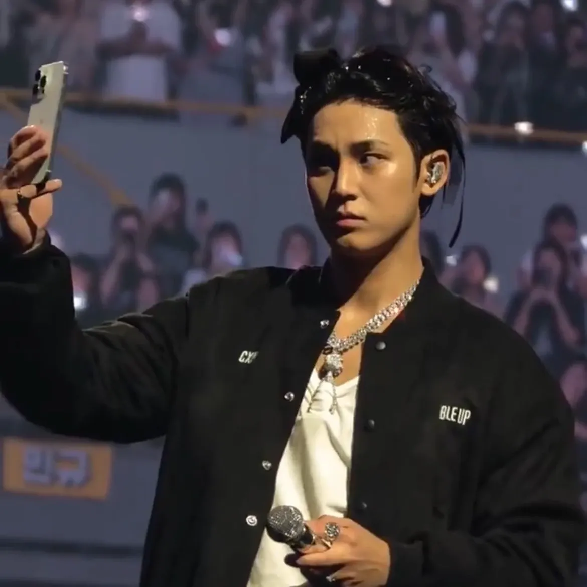 A moment captured by Mingyu (SEVENTEEN)'s fan