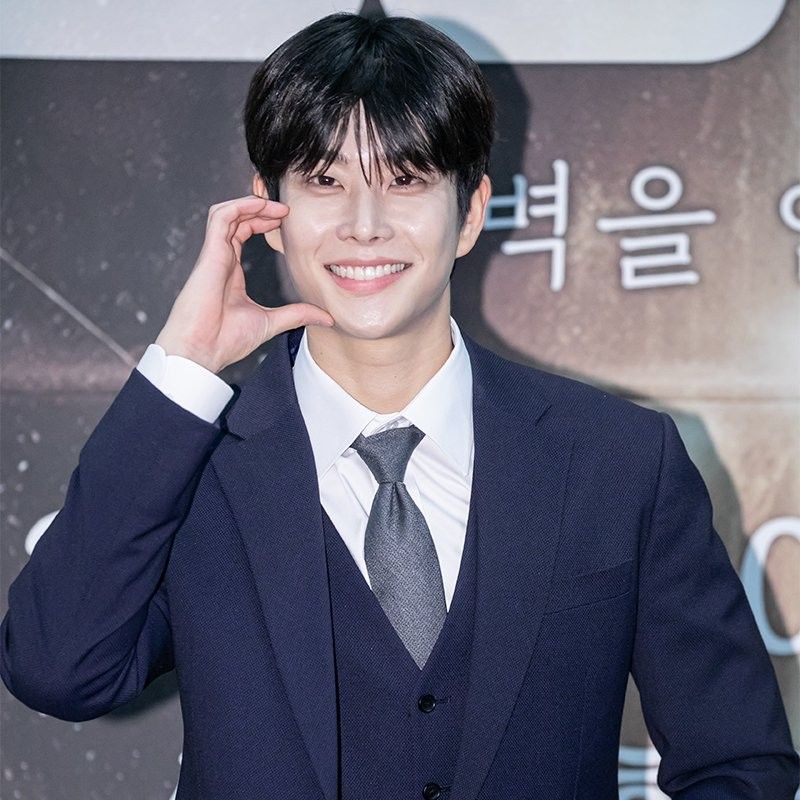 A moment captured by MJ (ASTRO)'s fan