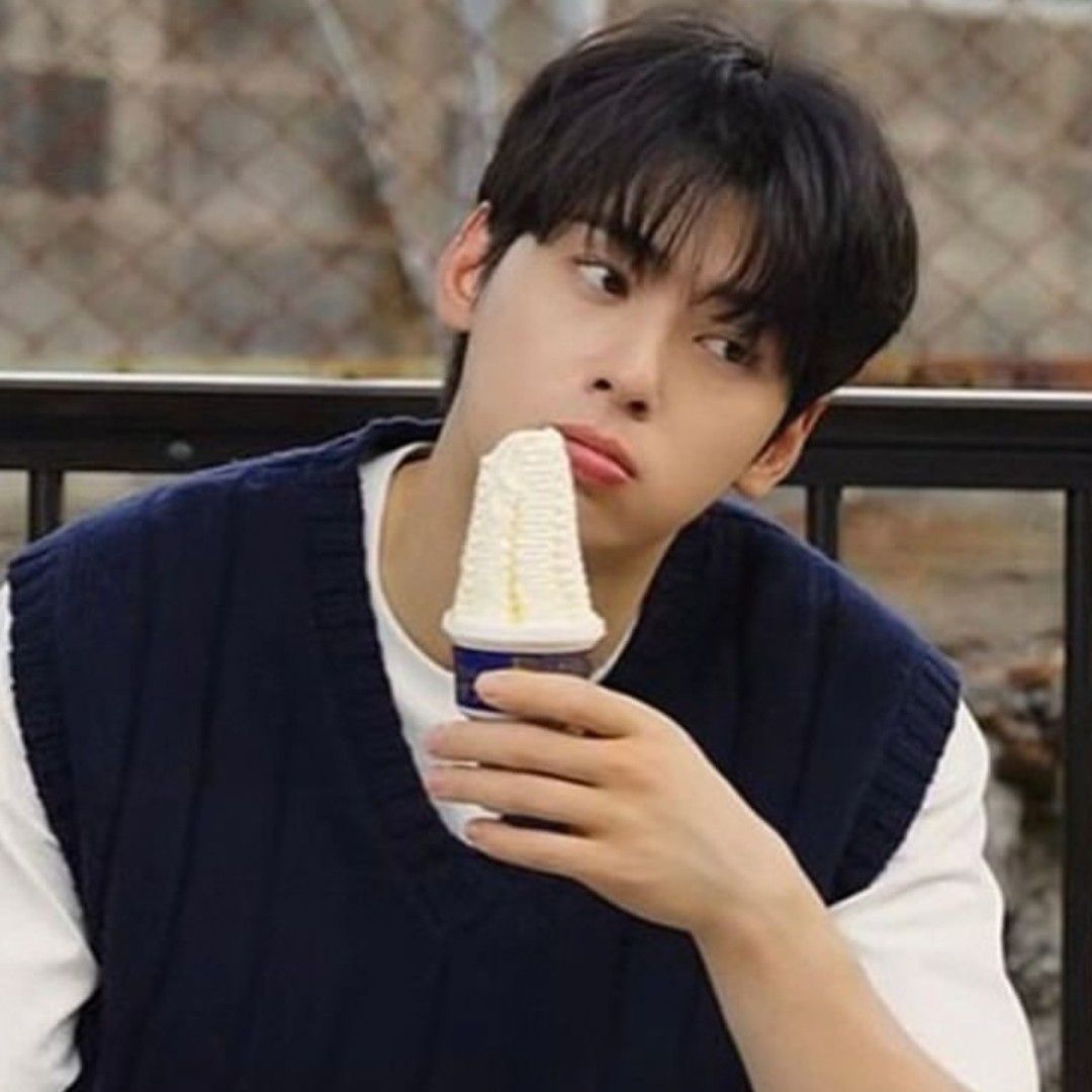 Latest photo of Eunwoo (ASTRO)