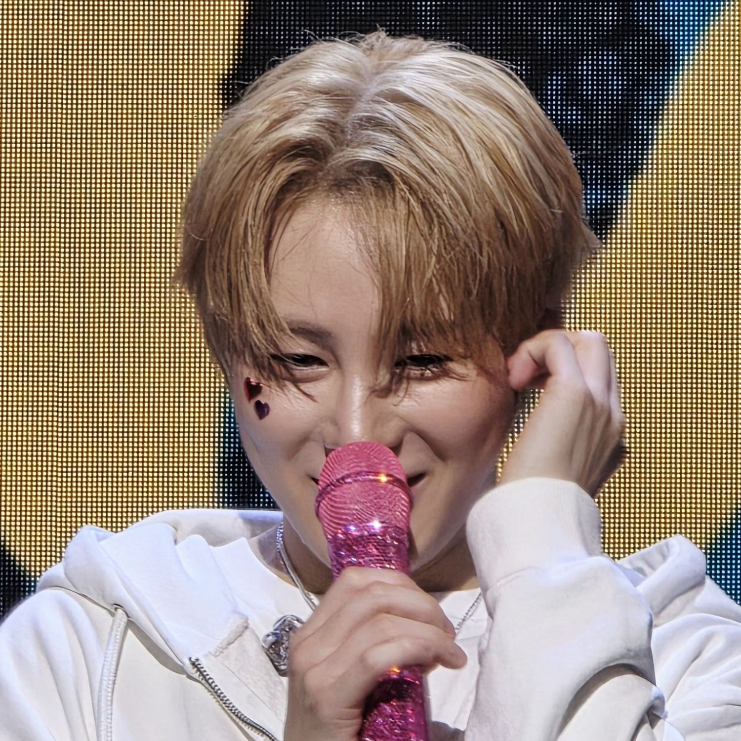 Behind-the-scenes cut of Ha Sungwoon