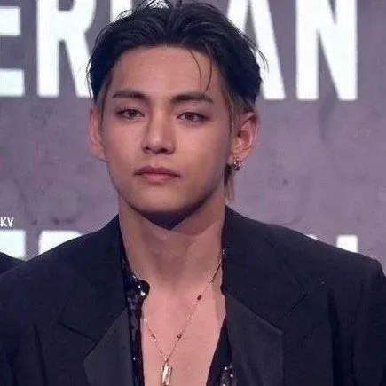 뷔 (방탄소년단)의 최신 사진