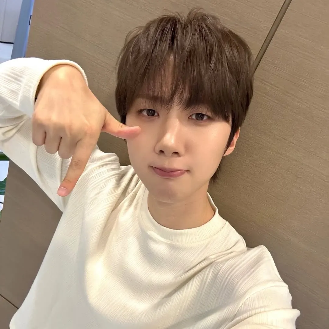 Recent activity shot of Hui (PENTAGON)