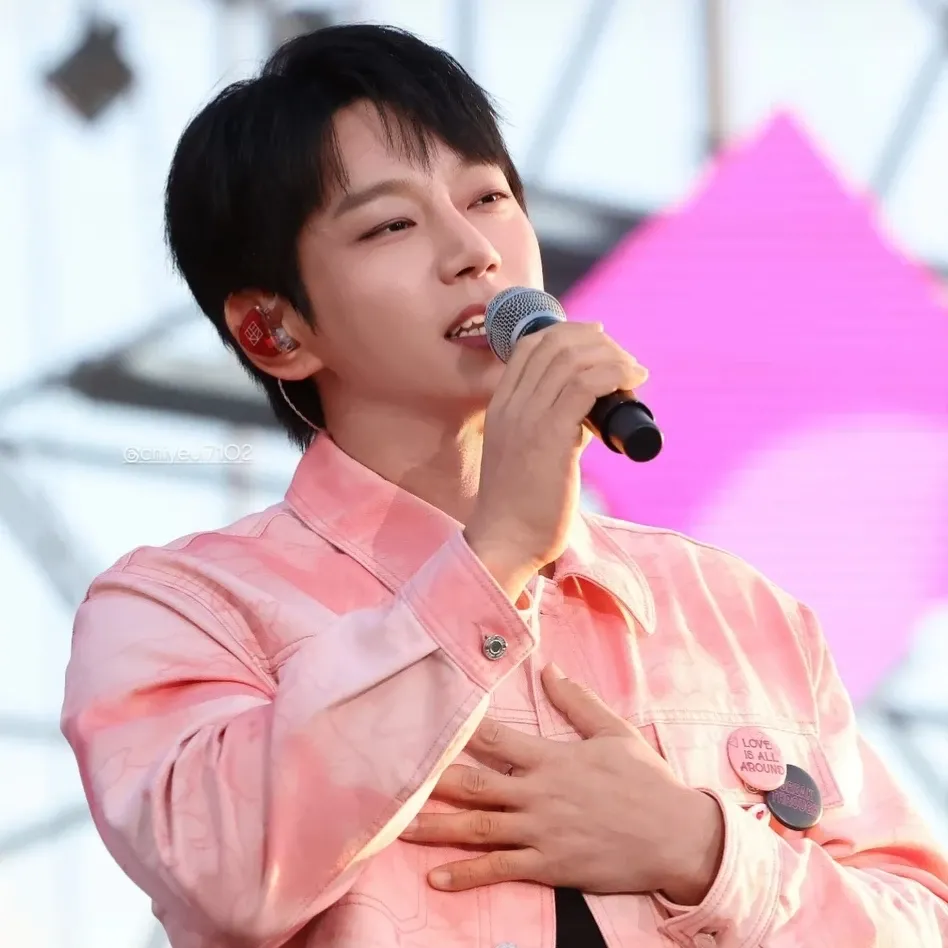 Recent activity shot of Hwang Chiyeol