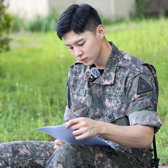 Behind-the-scenes cut of Kim Wooseok