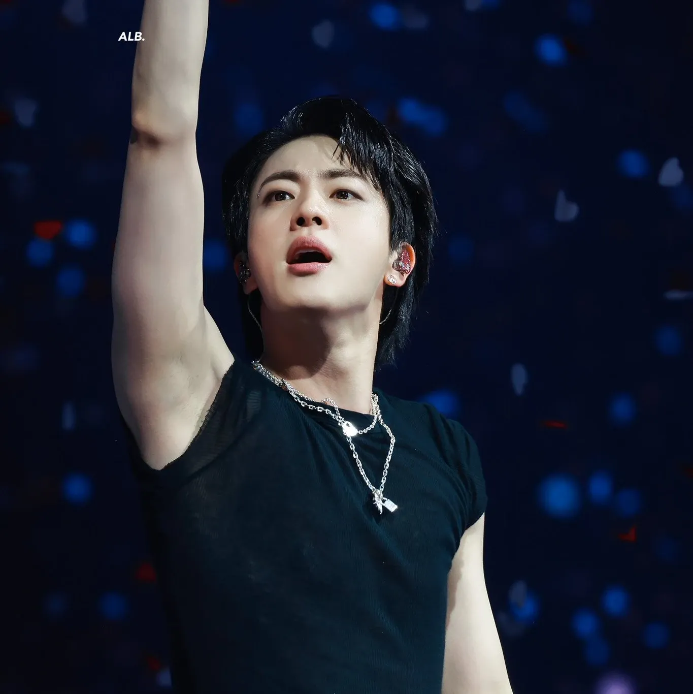 Foto aktivitas terbaru Jin (BTS)