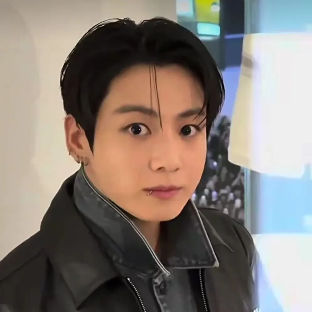 Foto aktivitas terbaru Jungkook (BTS)