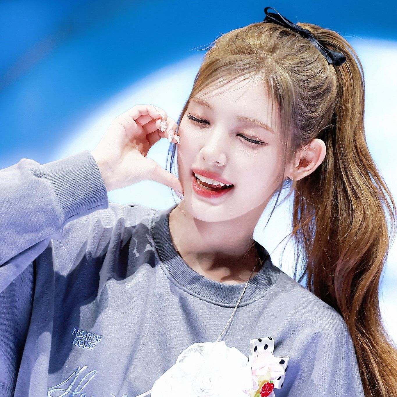 A moment captured by Yuha (Hearts2Hearts)'s fan