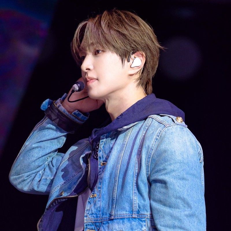 A moment captured by Onew (SHINee)'s fan