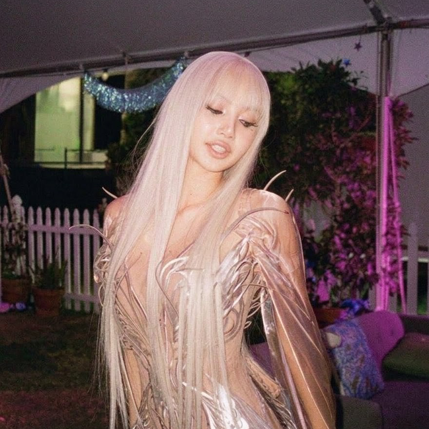 Foto aktivitas terbaru Lisa (BLACKPINK)