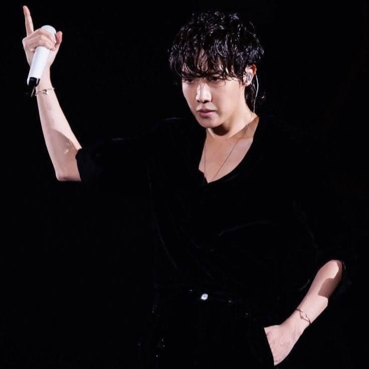 Foto aktivitas terbaru j-hope (BTS)