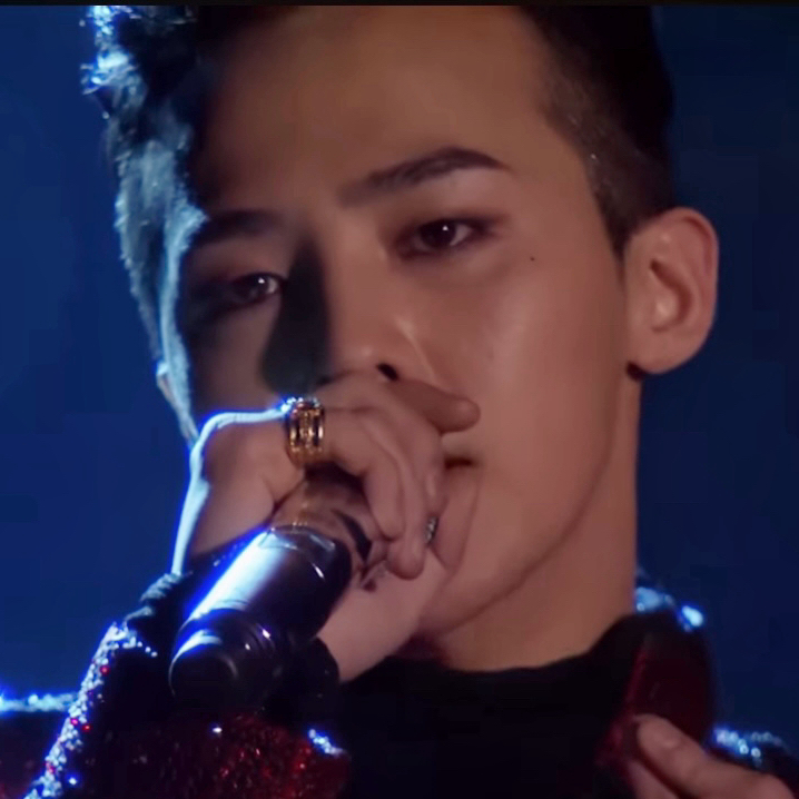 Momen yang diabadikan oleh penggemar G-DRAGON (BIGBANG)