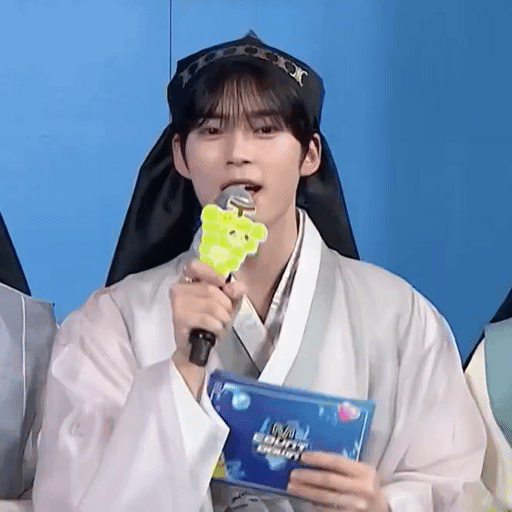 A moment captured by Sung Hanbin (ZEROBASEONE)'s fan