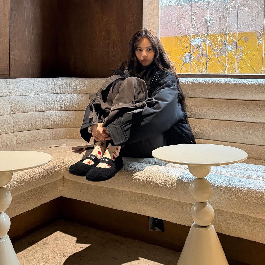 Recent activity shot of Lisa (BLACKPINK)