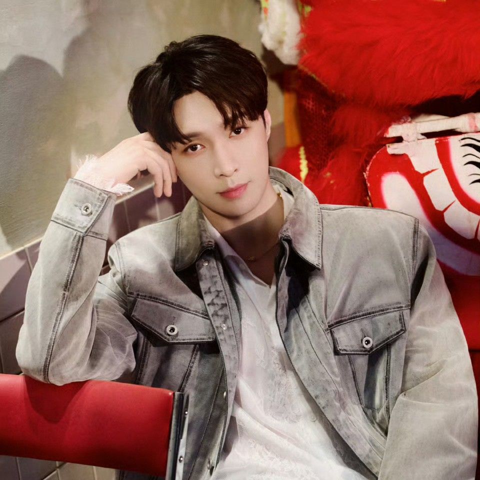 A moment captured by Lay (EXO)'s fan