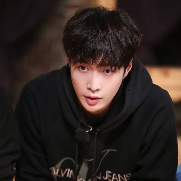 Behind-the-scenes cut of Lay (EXO)