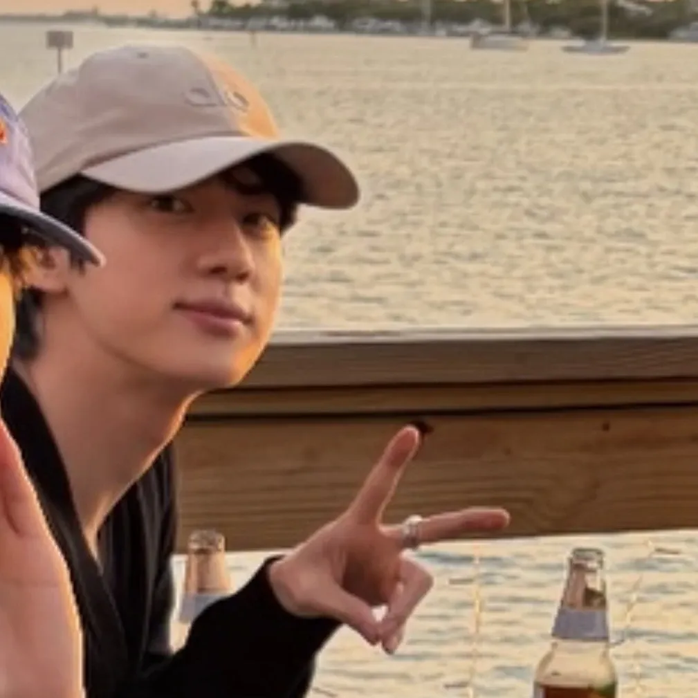 Momen yang diabadikan oleh penggemar Jin (BTS)