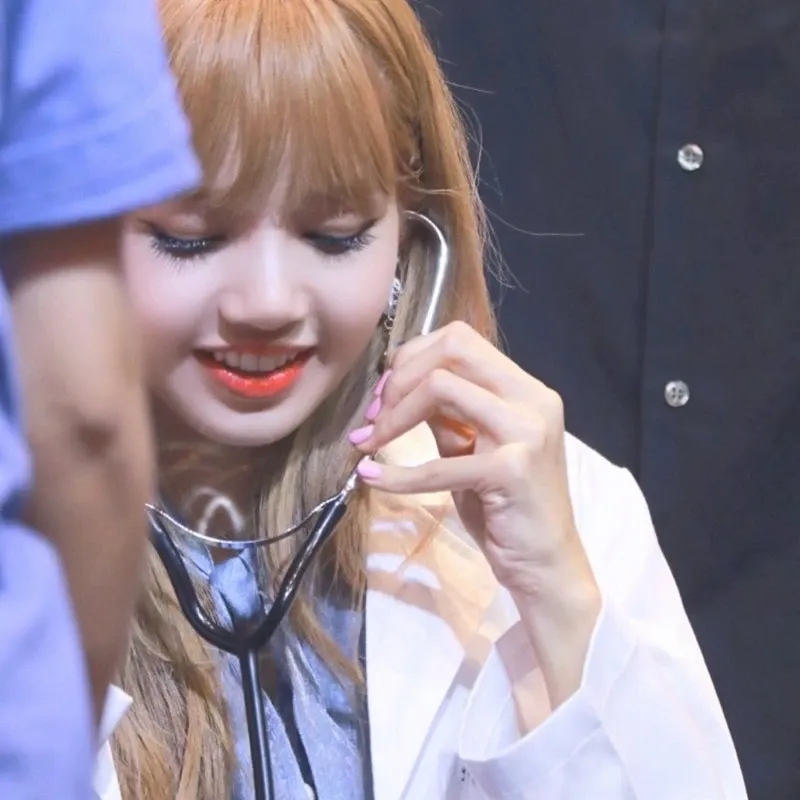 Momen yang diabadikan oleh penggemar Lisa (BLACKPINK)