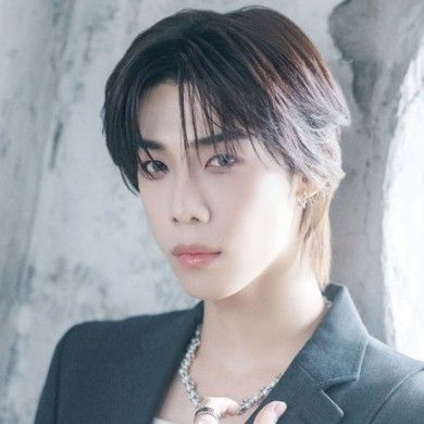 Behind-the-scenes cut of Robin (n.SSign)