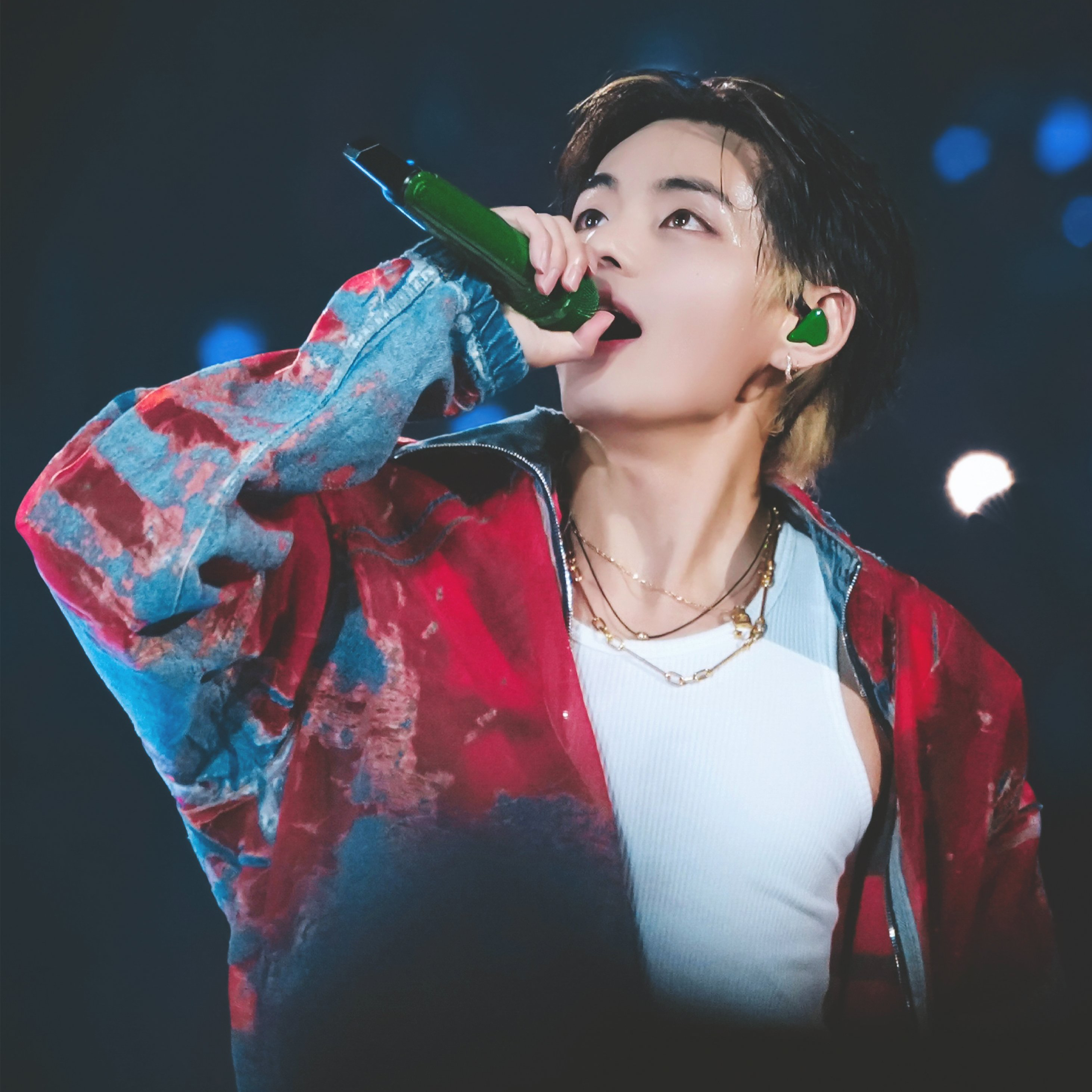 뷔 (방탄소년단)의 최신 사진