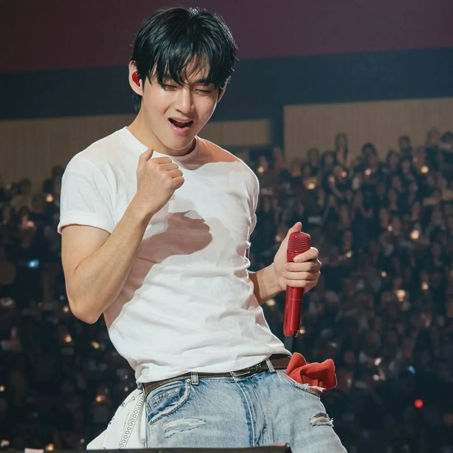 Behind-the-scenes cut of V (BTS)