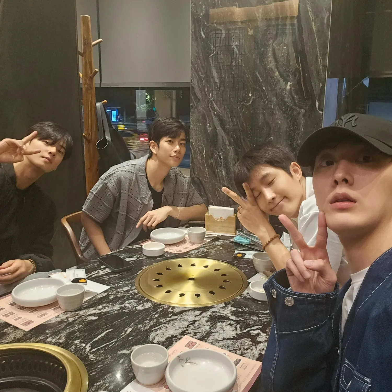 아스트로의 최신 사진