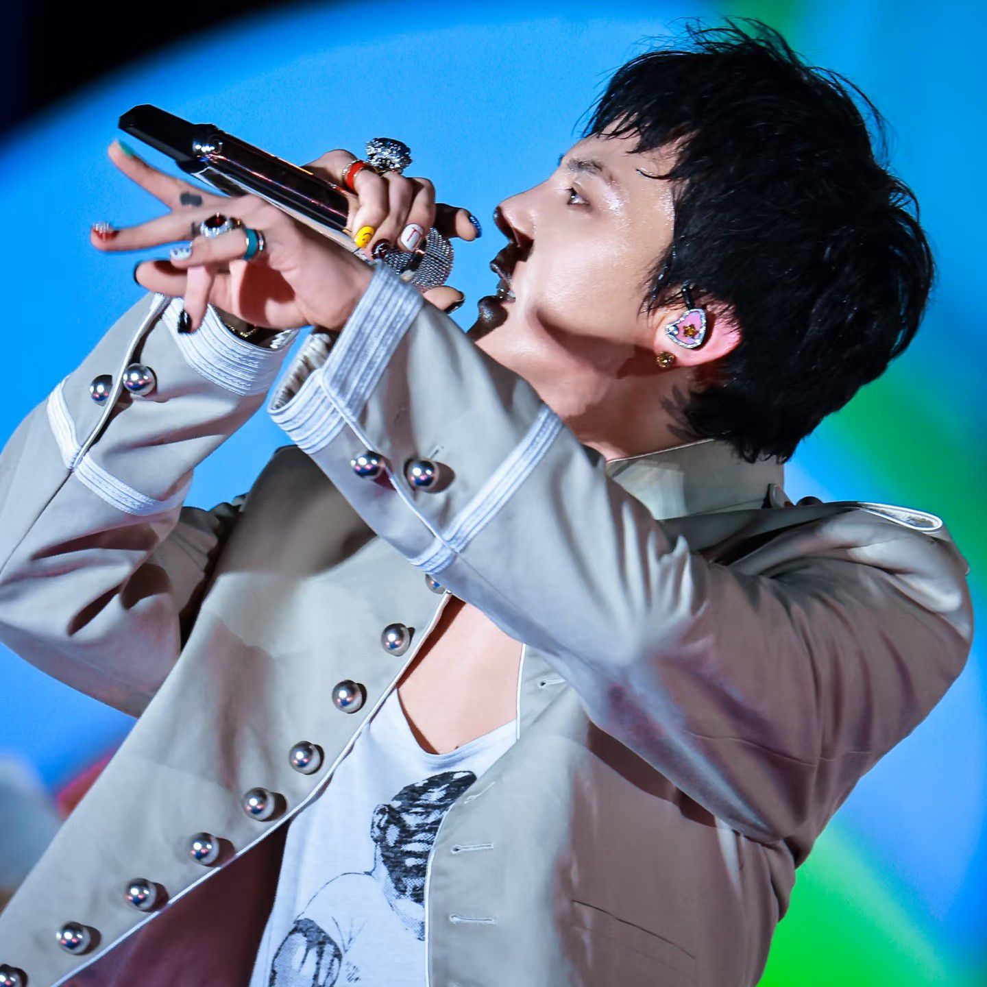 Foto aktivitas terbaru G-DRAGON (BIGBANG)