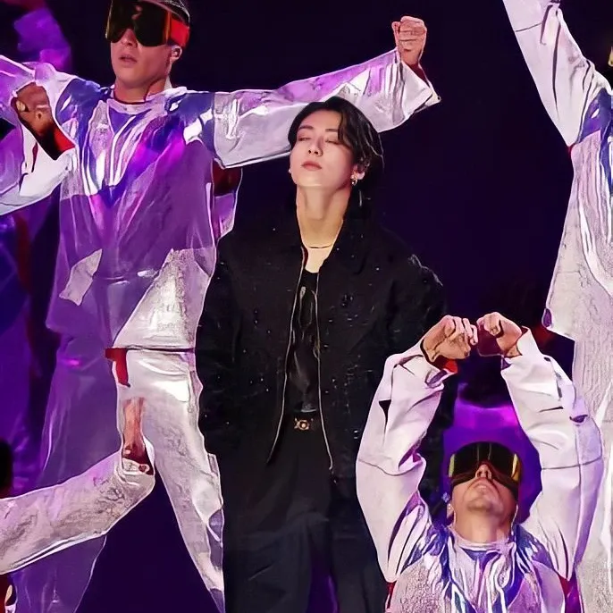 Behind-the-scenes cut of BTS