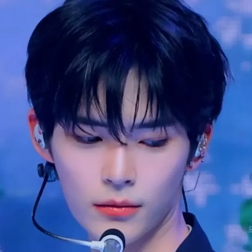 Recent activity shot of Sung Hanbin (ZEROBASEONE)