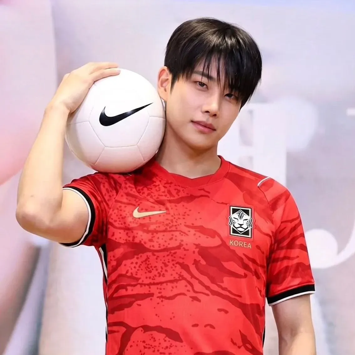 A moment captured by MJ (ASTRO)'s fan