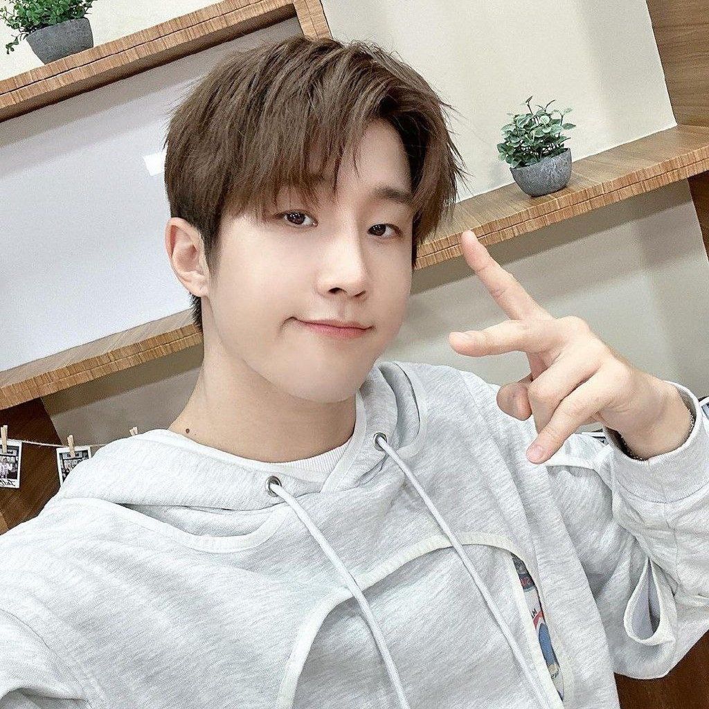 Latest photo of Jinjin (ASTRO)
