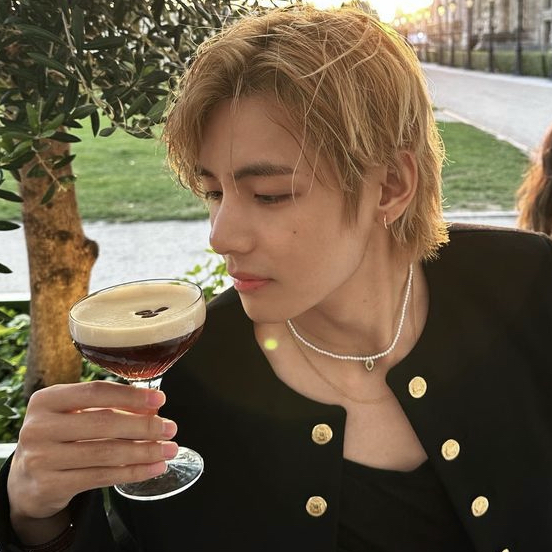 뷔 (방탄소년단)의 비하인드 컷