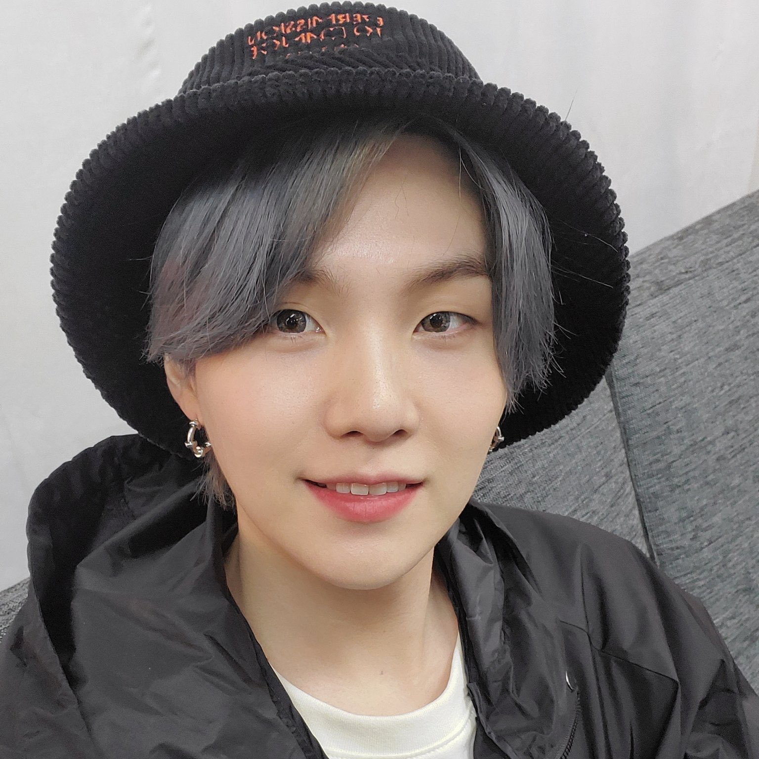 Foto aktivitas terbaru SUGA (BTS)